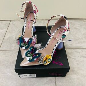 Stunning Rhoda Pump by Betsey Johnson! Statement Heels!